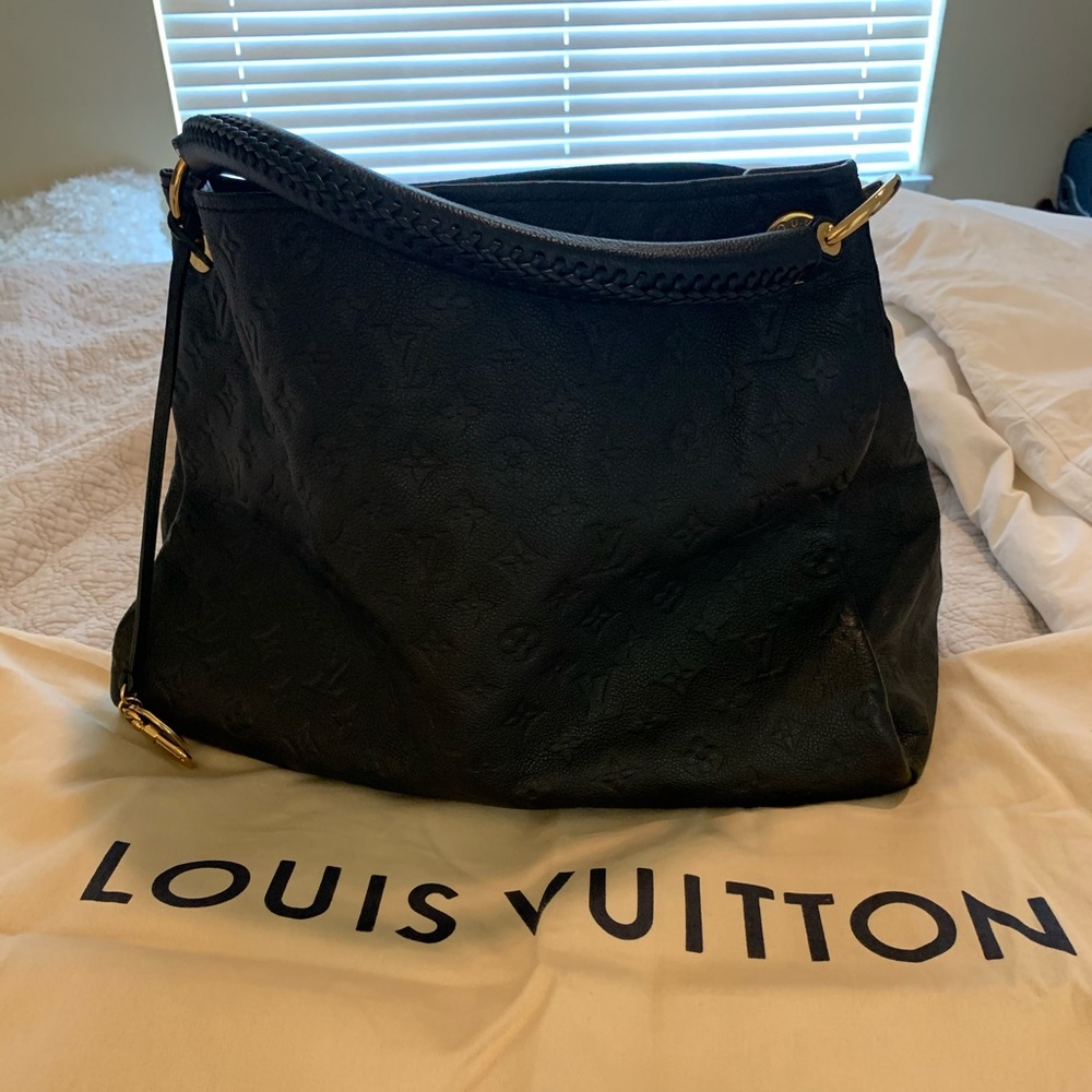 Louis Vuitton MM Artsy bag